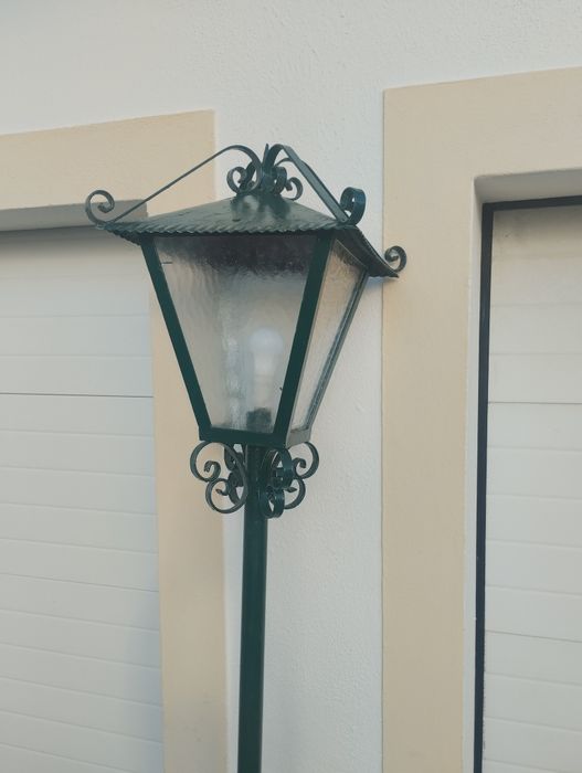 Candeeiro lanterna pé alto