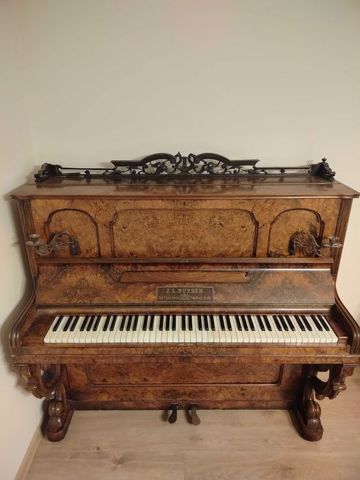 Pianino 1875r Berlin XIX wiek retro ze świecznikami zdobione rzeźbione
