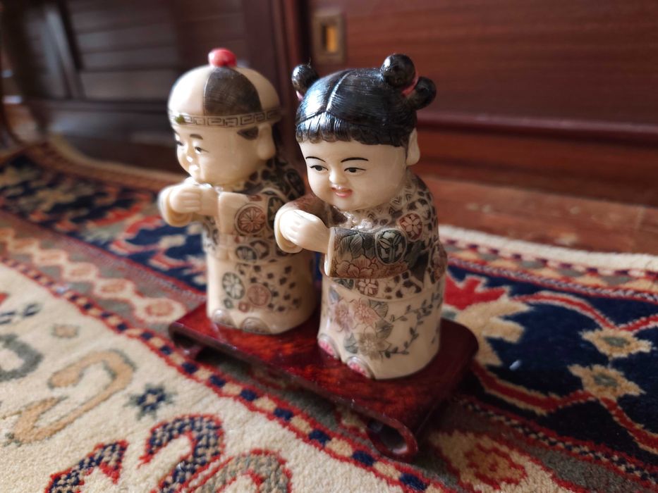 Par de estatuetas chinesas em resina menino e menina c/ base madeira