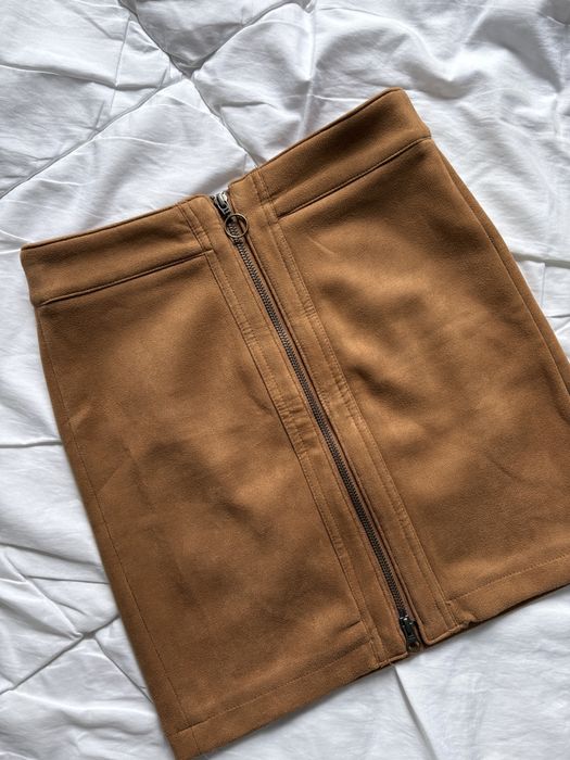Zamszowa spódnica z suwakiem camel brązowa