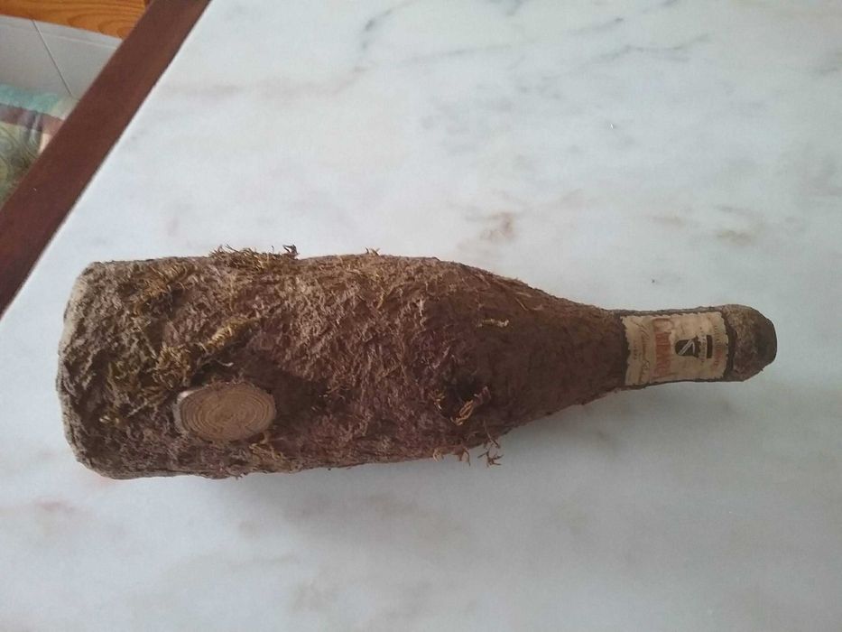 Garrafa muito antiga forrada em casca de árvore