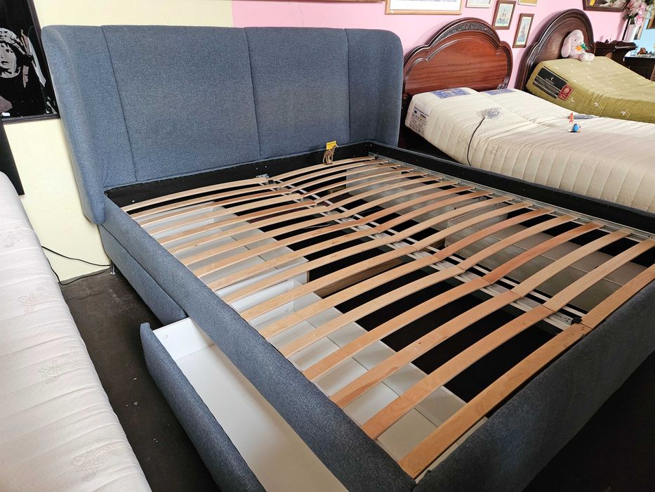 Grande cama com 4 gavetas - Muito bom estado geral à excepção do interior das gavetas