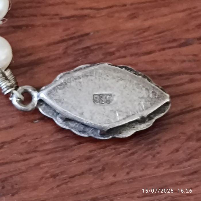 Colar de pérolas antigo danificado.