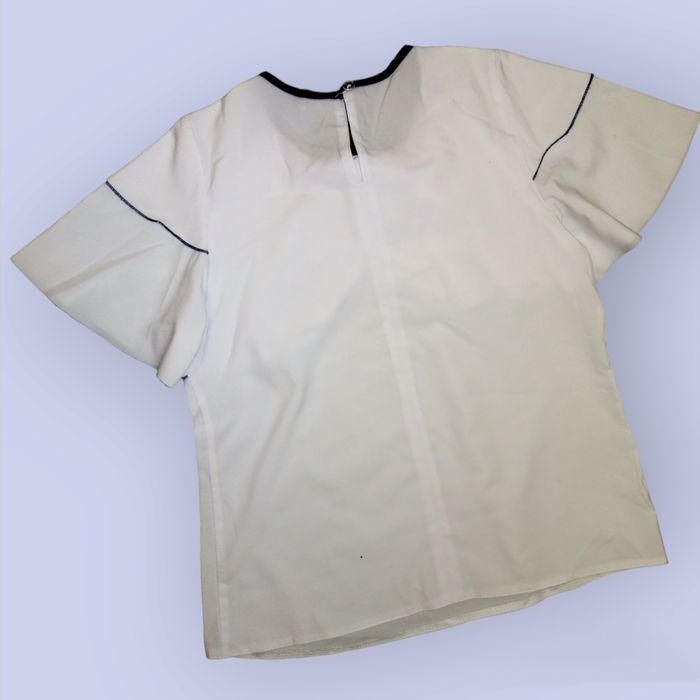 Белая блуза с воланами