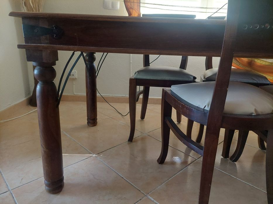 Móveis-Aparador, mesa e cadeiras de sala