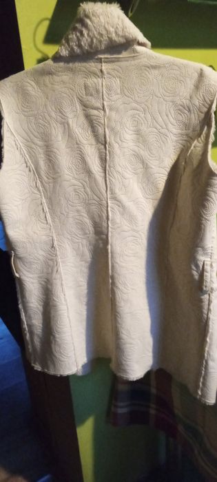 Kożuszek biały bezrękawnik.