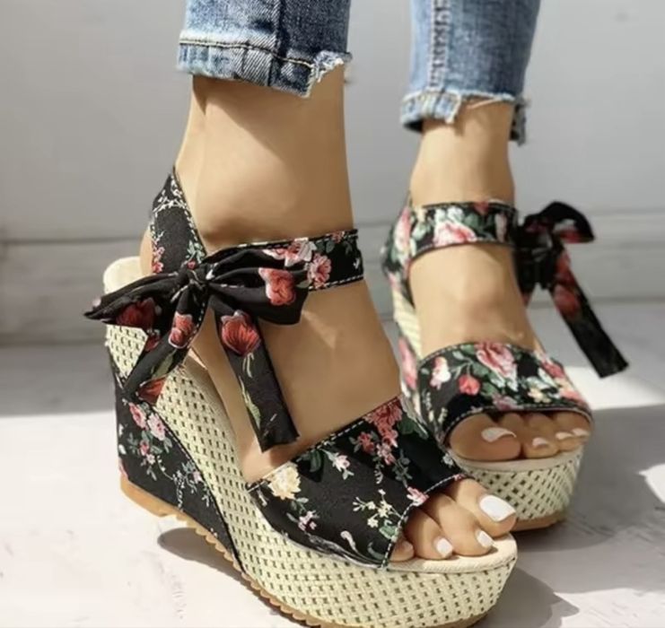 Босоніжки на завязку в квіти