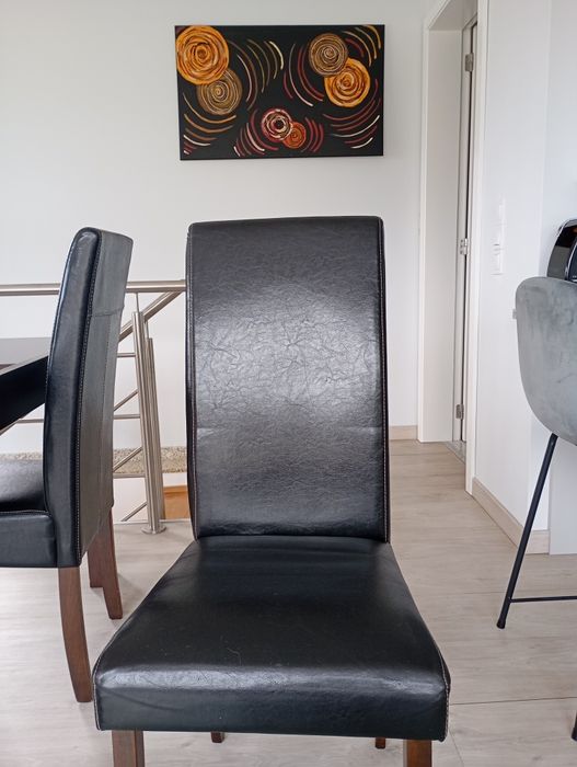 Mesa e cadeiras de madeira e boa pele sintética