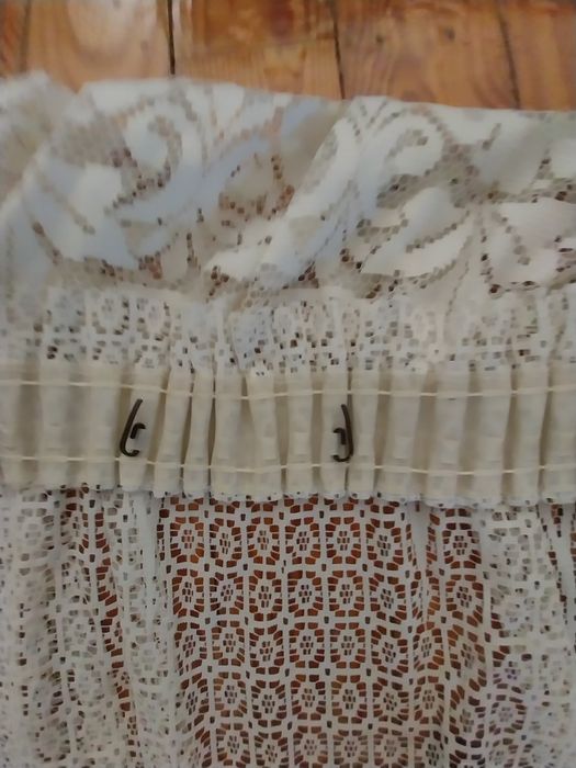 Par de cortinados em tecido arrendado