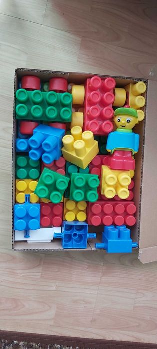 49 dużych plastikowych klocków