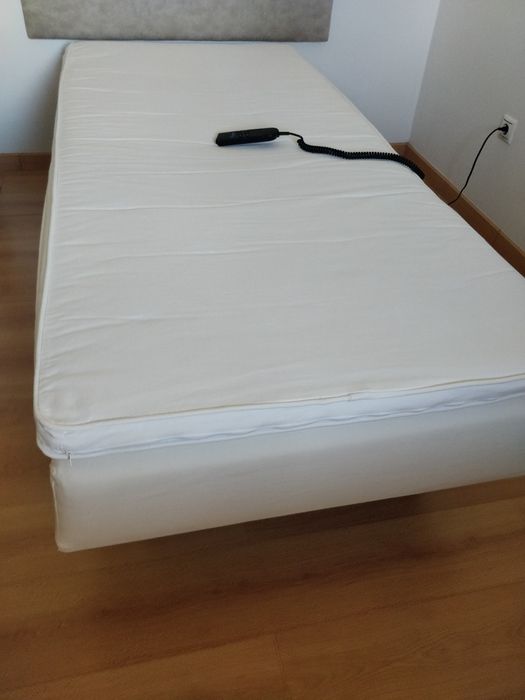 Camas IKEA totalmente articuladas em muito bom estado.