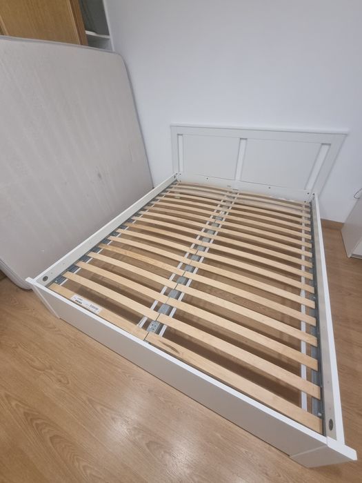 Cama de casal com colchão e estrado incluído