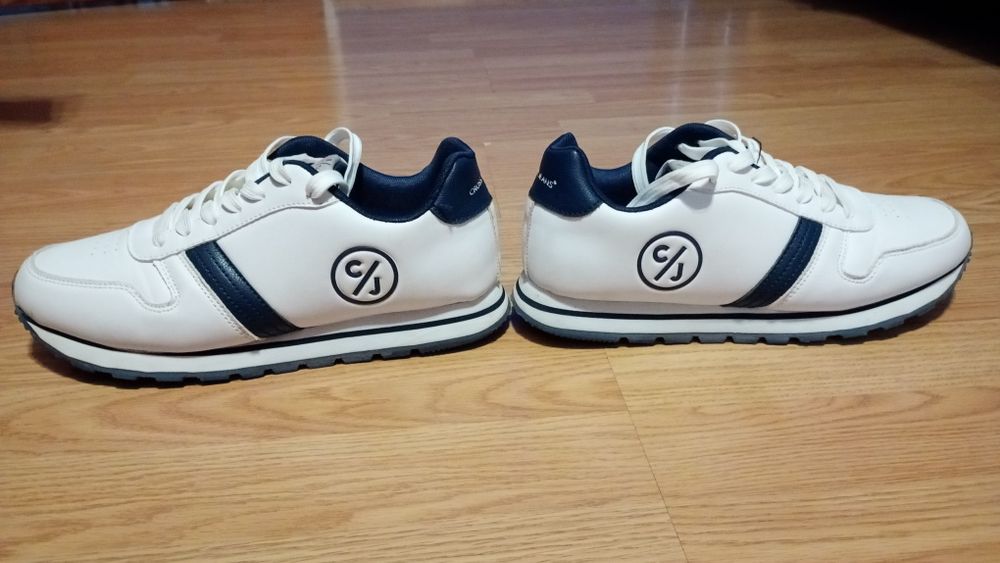 białe sneakersy cross jeans