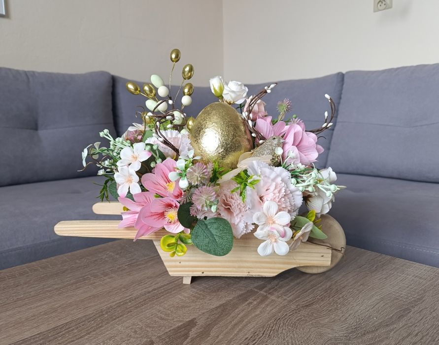Stroik wielkanocny ze złotym jajem. Taczki. Dekoracja na Wielkanoc