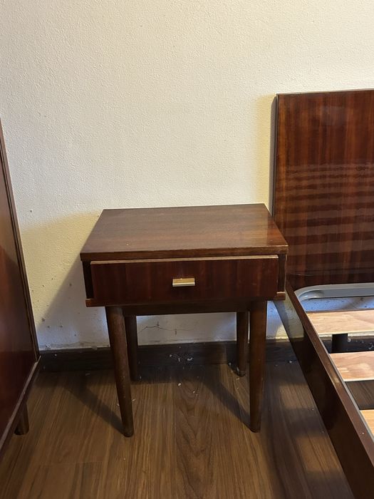 Estrutura da cama + 2 mesas de cabeceira