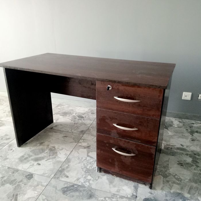 Продаю шикарный письменный стол.