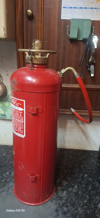 Antigo extintor com volante em latão