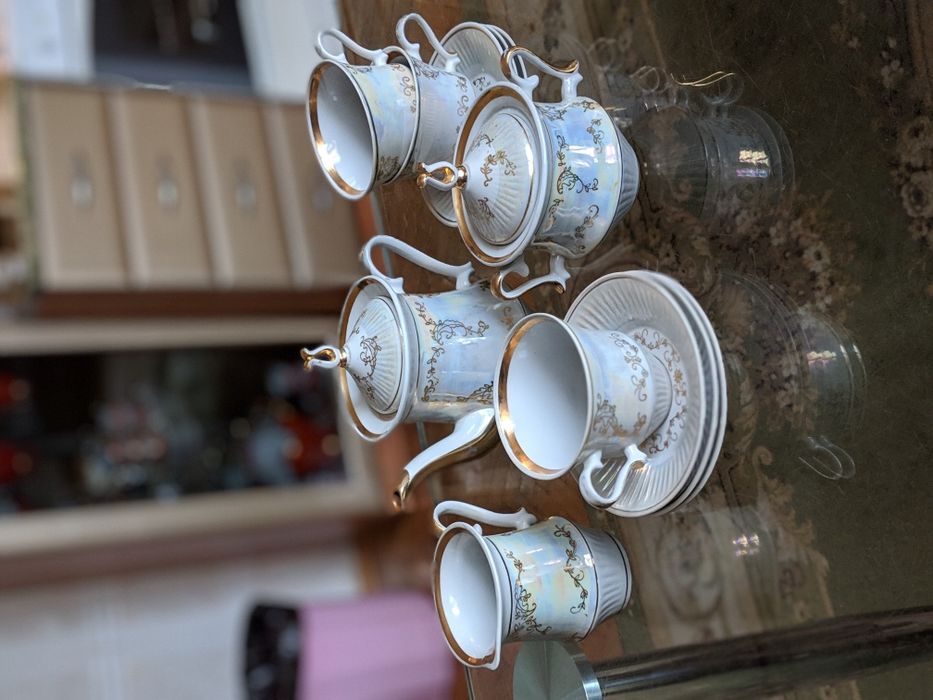 Чайний сервіз біло-золотий