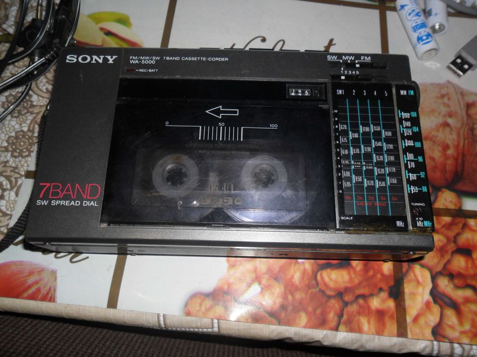 Продам портативную магнитолу SONY (кассетный магнитофон + приемник): 5 ...