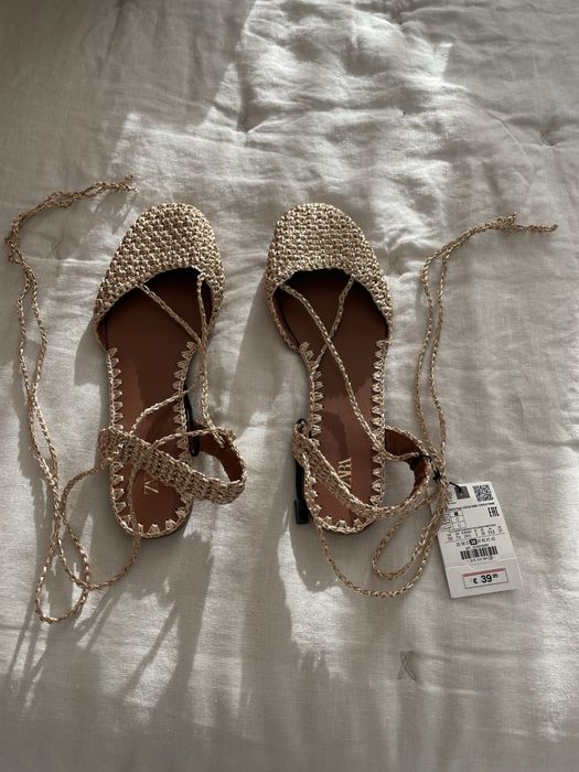 Sapatos dourados novos