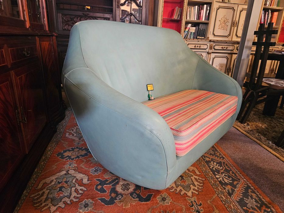 Sofá em pele de cor verde muito claro - Pequenas m