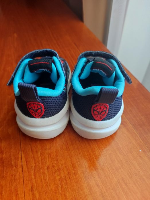 Оригинальные кроссовки adidas marvel