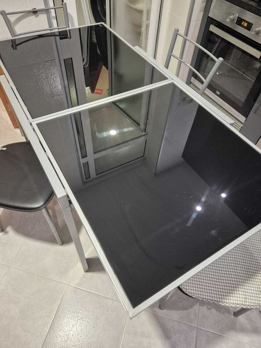 Mesa de cozinha extensível.