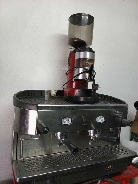 Máquina de café e moinho automático