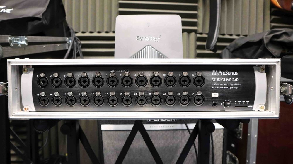 Presonus 24R + flight case+ Synology MR220AC