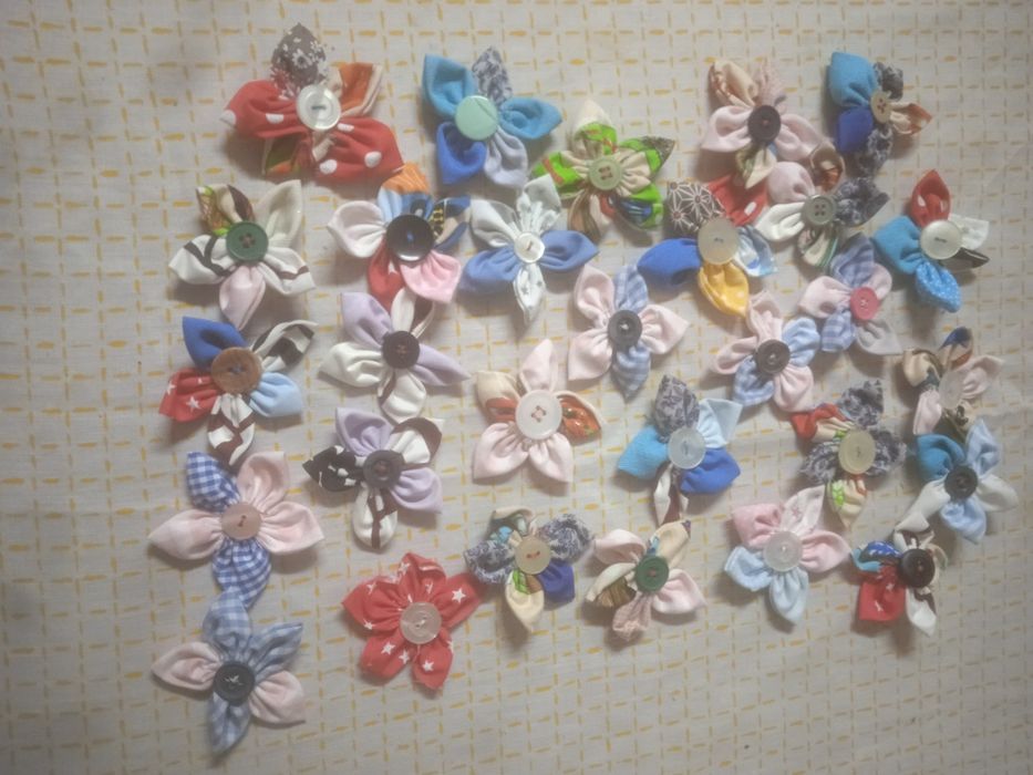 Flores em pano com botão