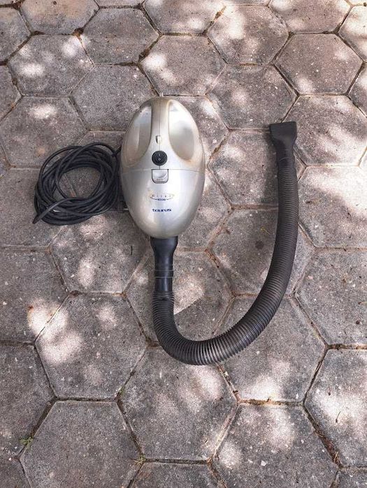 Pequeno aspirador TAURUS de 900W