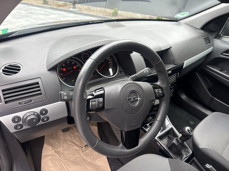 Opel Astra 1.6 бензин 2010 рік