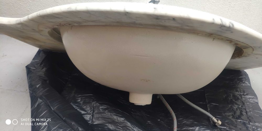 Lavatório com torneira