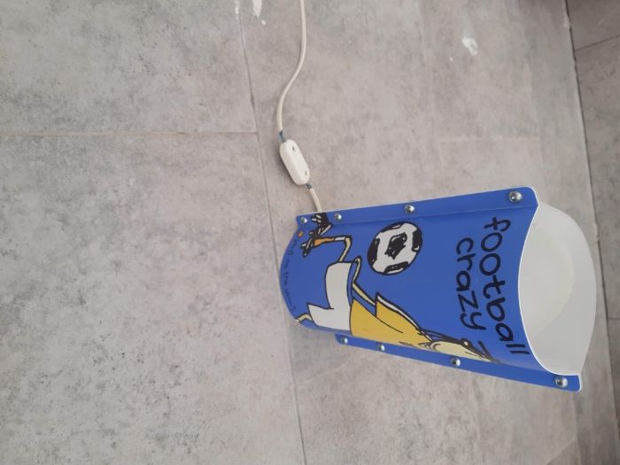 Candeeiro de mesa com tema de futebol, azul e transparente, infantil