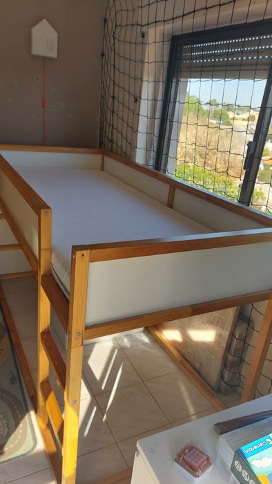 Cama de Ikea Kura com colchão e acessórios