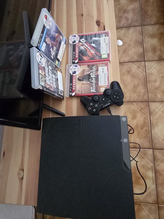 PS3 + 4 Jogos + 1 comando original