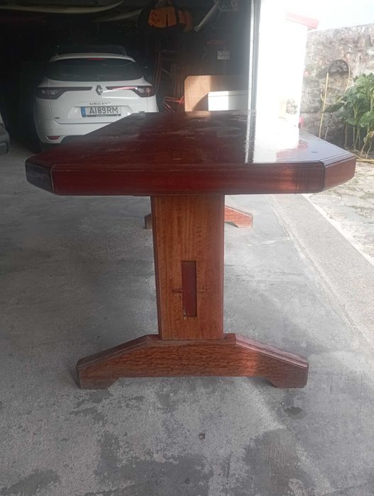 Mesa maciça em madeira