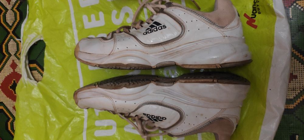 Оригінальні кросівки Adidas для гри у великий теніс