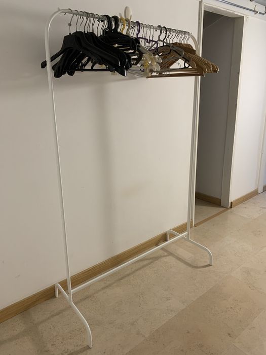 Cabideiro de Roupas com cabides