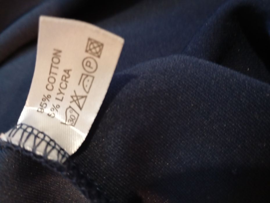 Letnia sukienka z czerwonym pasem