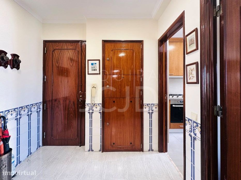 Apartamento T2 Renovado com Varanda e Elevador | Entrecampos, Lisboa