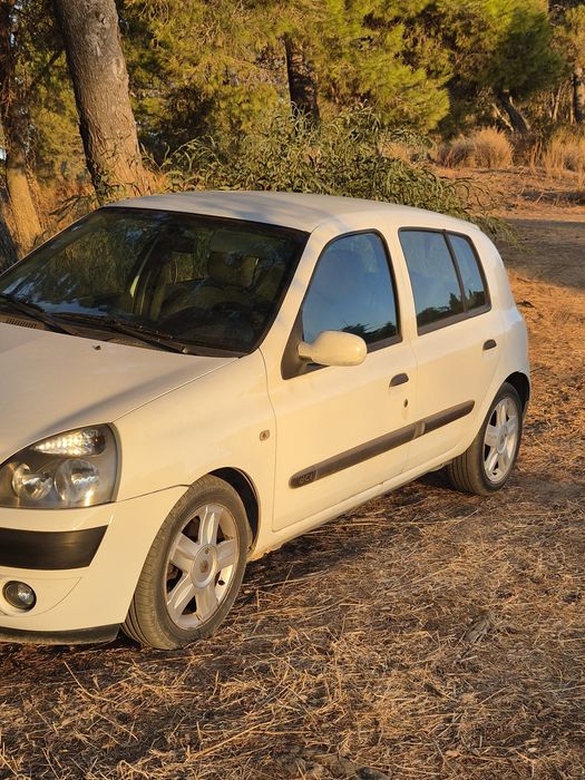 Renault clio na cor branca com jantes original