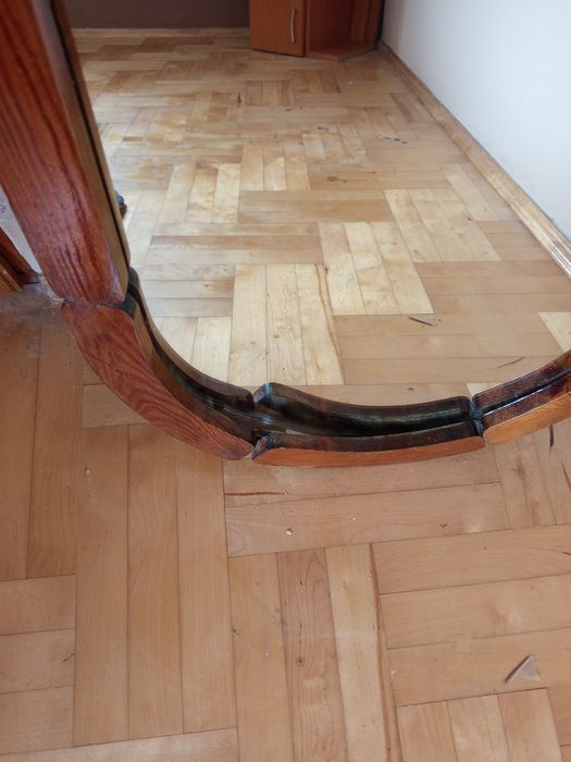 Lustro w drewnianej ramie