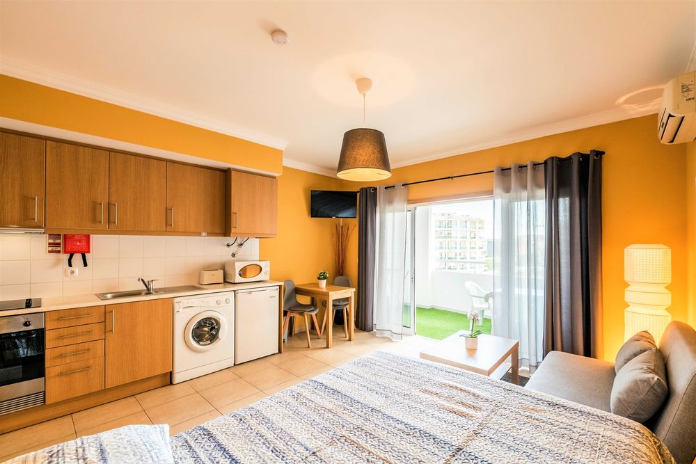 Apt T0 c/ AC, Piscina, Roupas, WIFI, TV Cabo, próx. Praia da Rocha