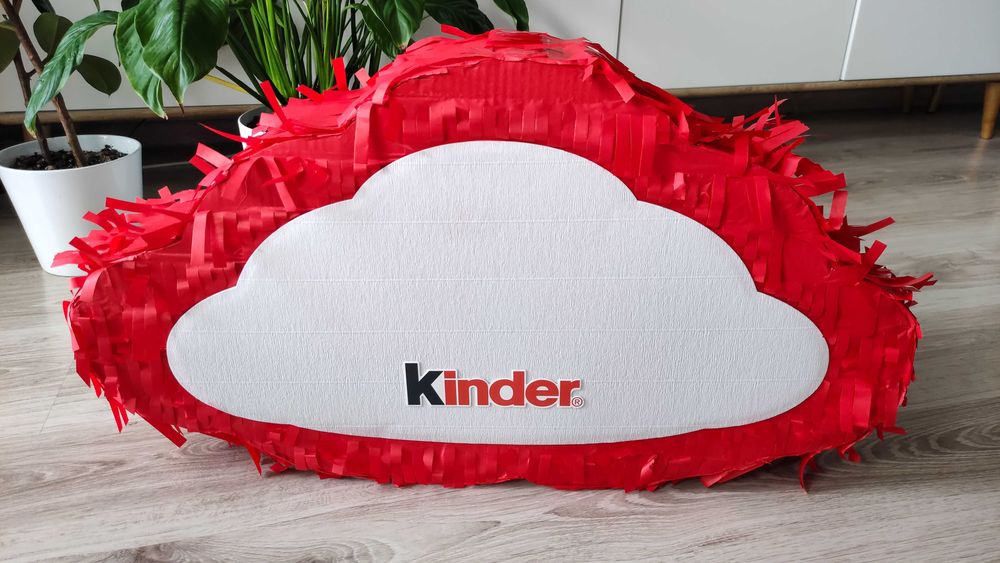 Piniata KINDER + zestaw naklejek do udekorowania.