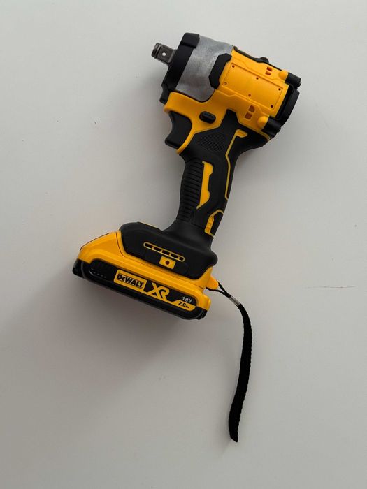 Pistolet udarowy 1/2 pod baterie DEWALT  - posiada w paczce nasadki 17 i 19 mm na koła - KOMPLET bez baterii !!