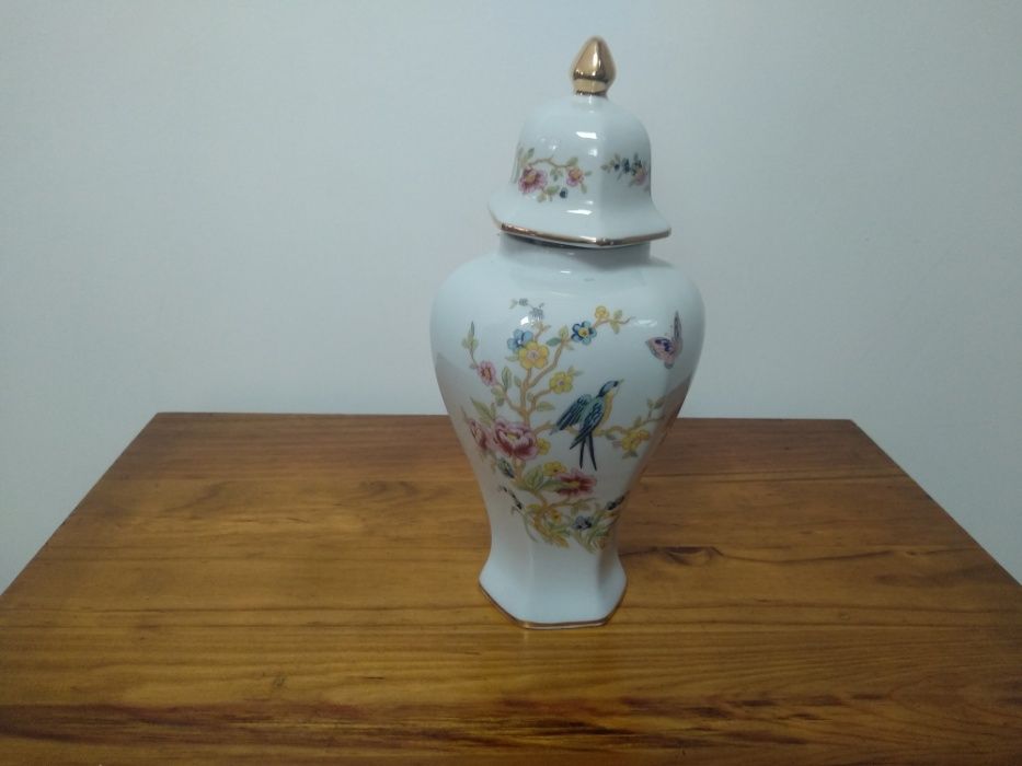 Biblô branco com enfeites floridos