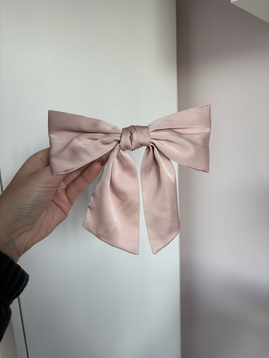 Satynowa rozowa spinka do wlosow stradivarius