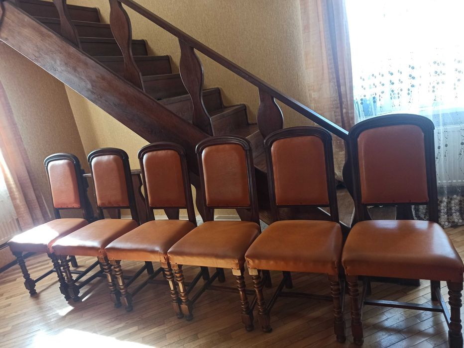 Дерев'яні стільці в вітальню