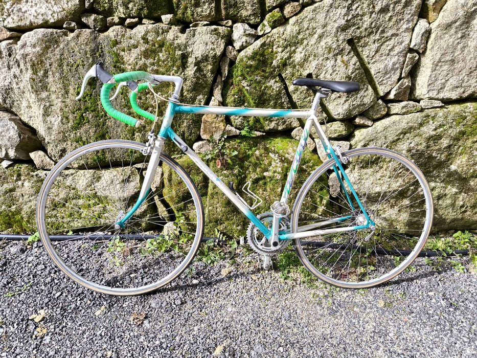 Bicicleta antiga de corrida e muito leve " Classica"